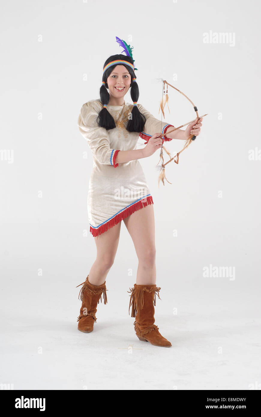 Nativi americani indain rosso donna vestita come pocahontas in un adulti fancy dress costume Foto Stock