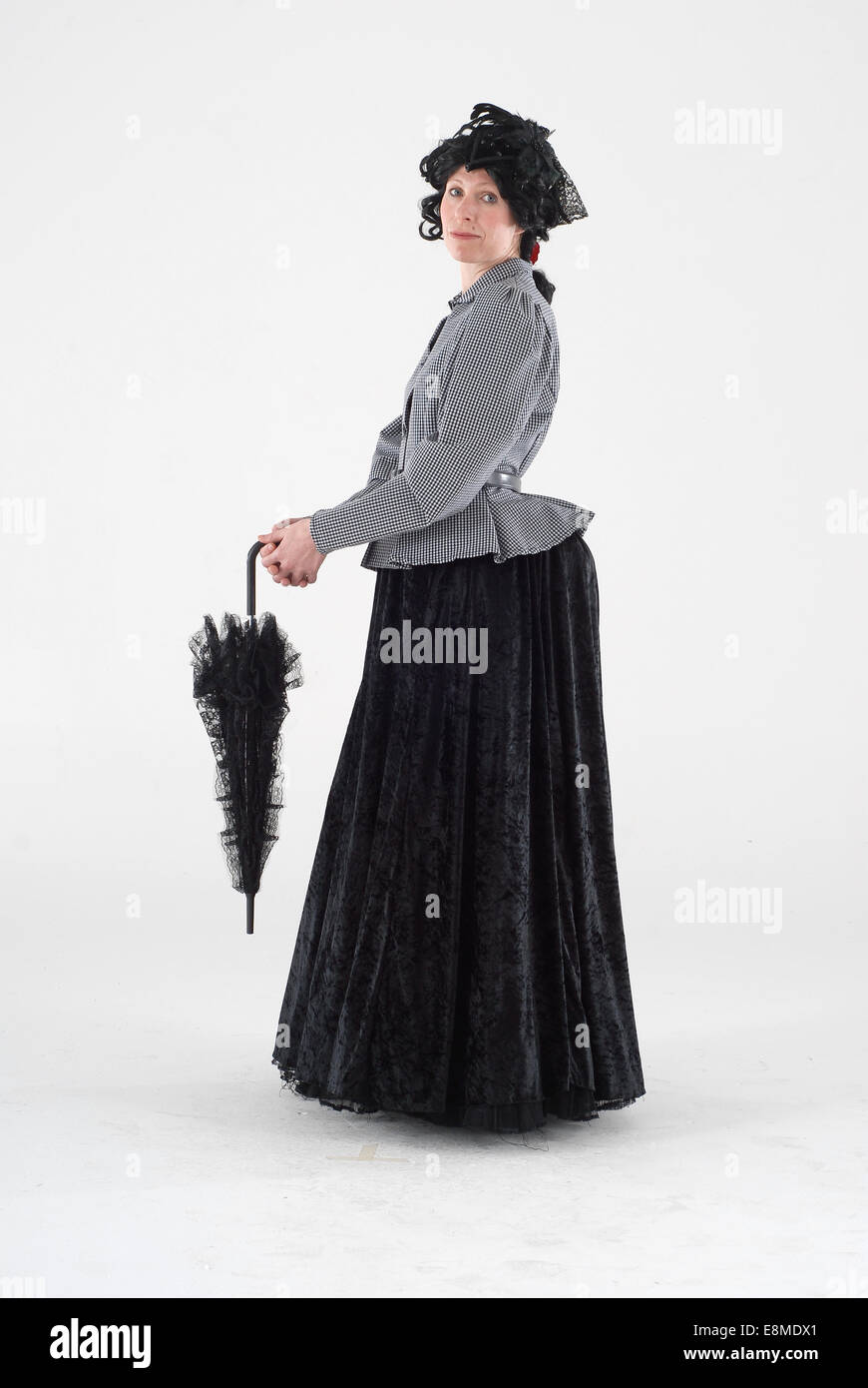 Donna vestita di Fancy Dress costume come un selvaggio west lady  vittoriana, con la gonna lunga, parrucca e cappello come Mary Poppins Foto  stock - Alamy