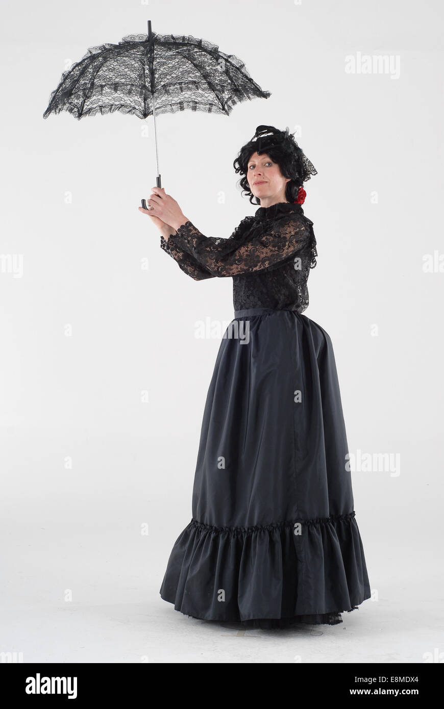Donna vestita di Fancy Dress costume come un selvaggio west lady  vittoriana, con la gonna lunga, parrucca e cappello come Mary Poppins Foto  stock - Alamy