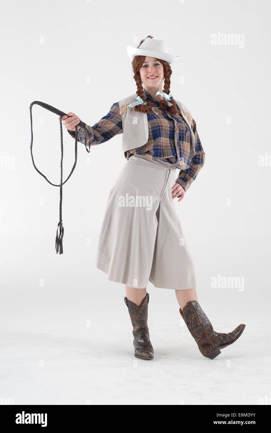 Donna in costume costume di commedia in una vacca bambina vestito con  stivali da cowboy, cappello e full on barn dance outfit Foto stock - Alamy