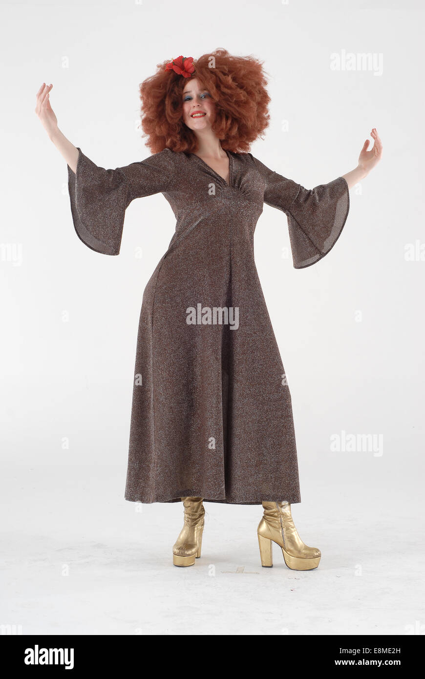 Donna in costume commedia in costume degli anni settanta / sessanta  discoteca fashion, piattaforma scarpe e abbigliamento pazzo Foto stock -  Alamy