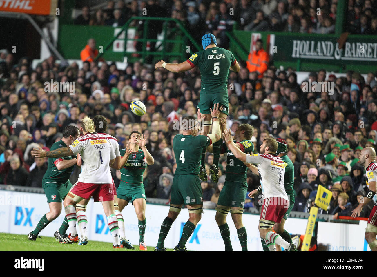 Leicester, Regno Unito. 10 ottobre, 2014. Aviva Premiership. Leicester Tigers versus arlecchini. Ben Youngs e Graham Kitchener in lineout azione. Credito: Azione Sport Plus/Alamy Live News Foto Stock