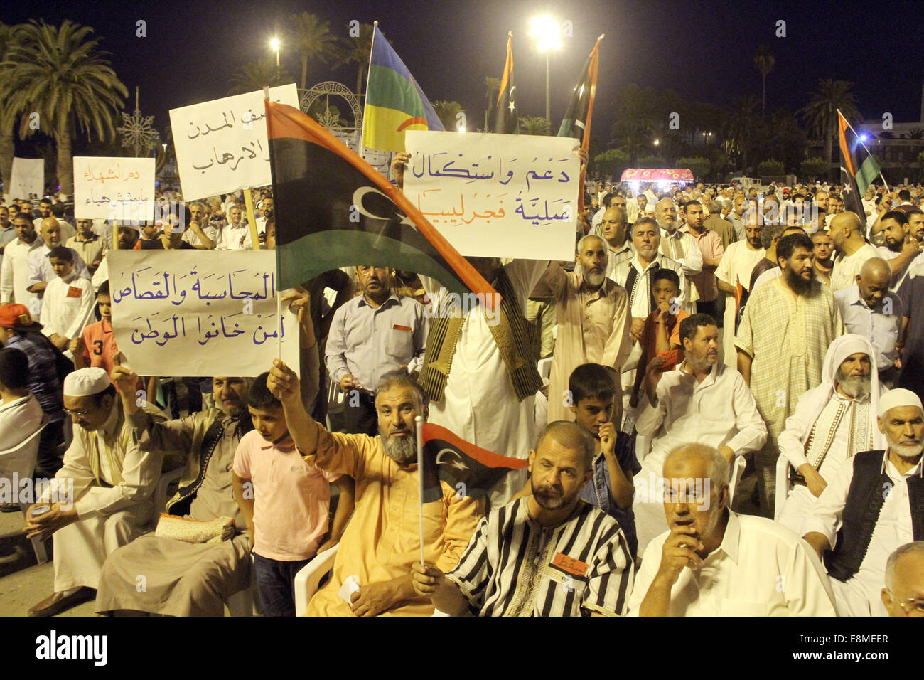 Tripoli, Libia. 10 ottobre, 2014. Onda di manifestanti bandiere nazionali e per il canto di slogan per la piazza Martiri di Tripoli, in Libia, il 10 ottobre, 2014. Centinaia di cittadini di Tripoli ha preso per strada a venerdì per protestare contro qualsiasi intervento straniero in Libia. La Libia il governo è stato in cerca di assistenza estera fin dal mese di agosto per frenare i militanti islamici, che sono ora sotto il controllo della città capitale di Tripoli. Credito: Hamza Turkia/Xinhua/Alamy Live News Foto Stock