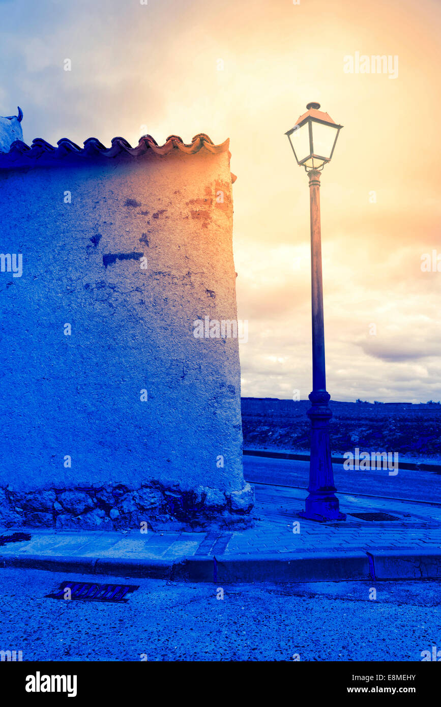 Lanterna illuminata in un angolo Foto Stock