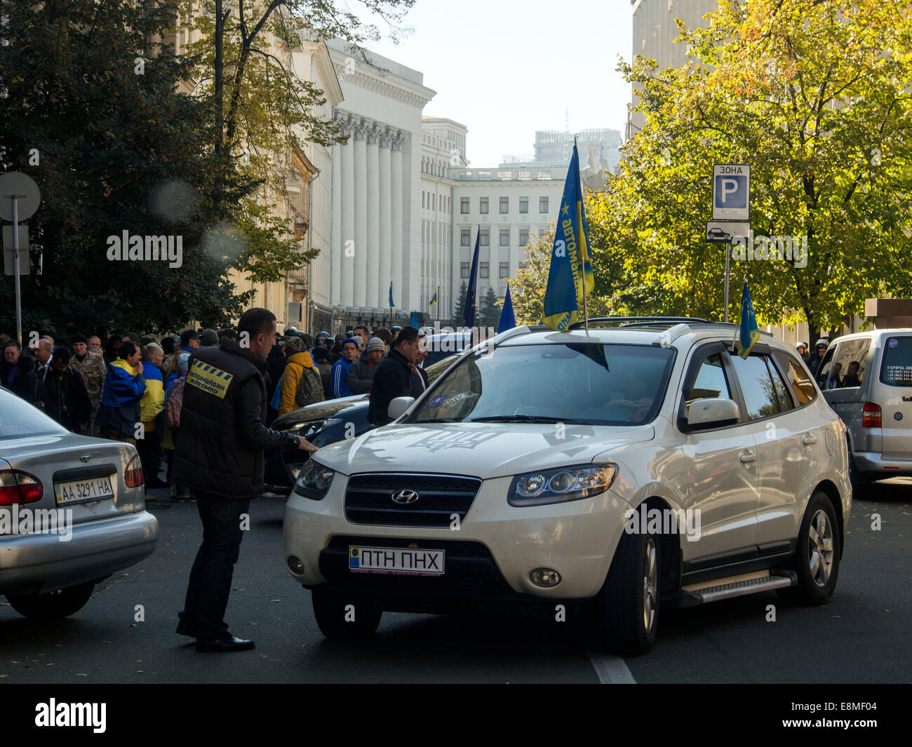 L'Ucraina. 10 ottobre, 2014. Gli attivisti Avtomaydan lasciare l'edificio amministrazione presidenziale di Ucraina.Prima del passaggio dell'amministrazione presidenziale dalla strada Instytutska ha superato l'azione Avtomaydan contro il procedimento penale avviato contro gli attivisti. Uno degli organizzatori del rally Sergei Koba detto che contro di lui indagato la produzione, in particolare per la loro partecipazione in titoli azionari, attraverso il quale è passata una legge sulla lustration. Credito: Igor Golovnov/Alamy Live News Foto Stock