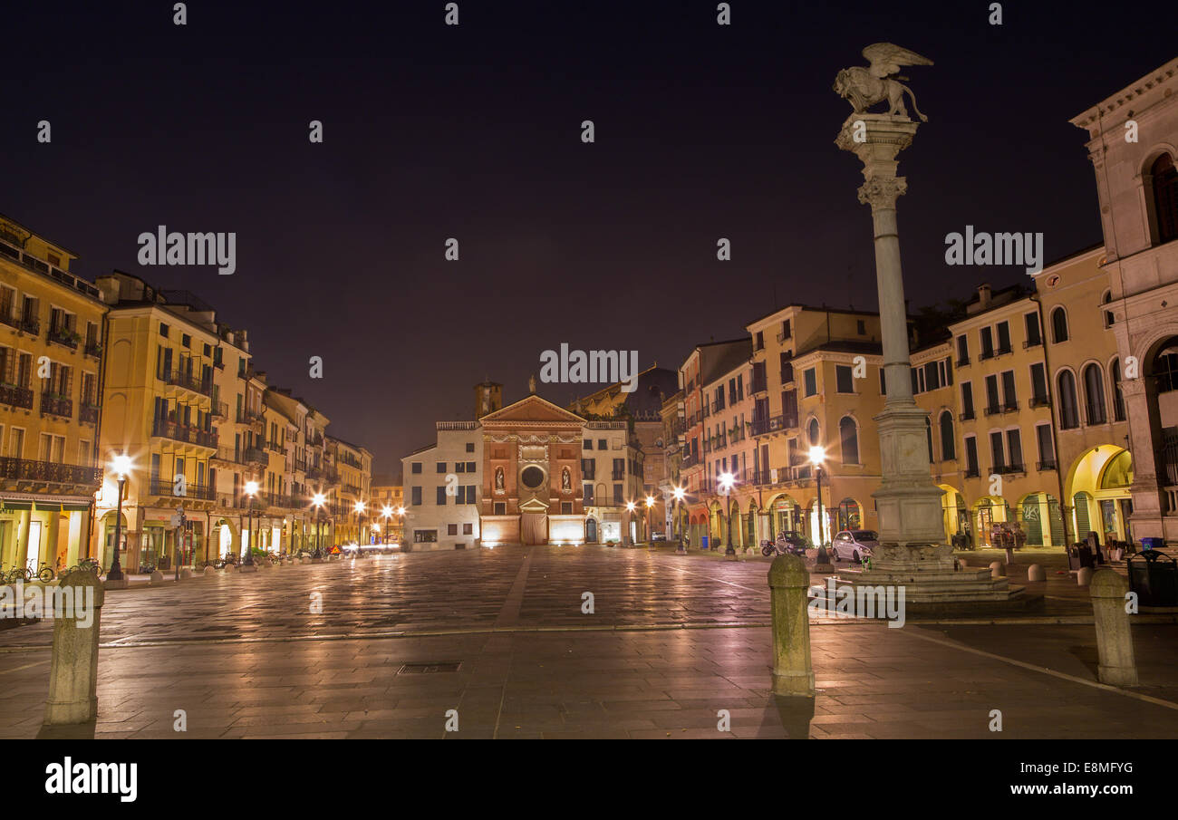 Padova, Italia - 9 Settembre 2014: Piazza dei Signori piazza con la st. Contrassegnare la colonna di notte. Foto Stock