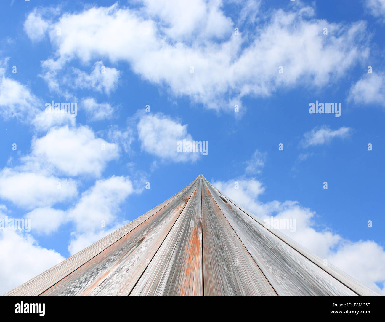 Strada andando via cielo blu con nuvole bianche Foto Stock