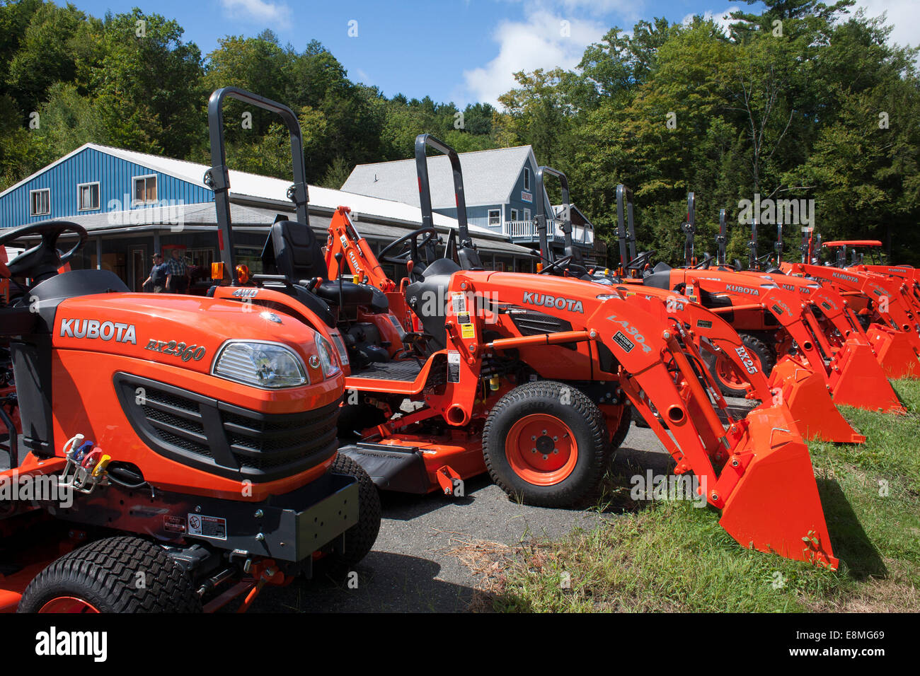 Trattori giapponesi e e tosaerba di sedersi su un sacco di Williamsburg, Massachusetts. Foto Stock