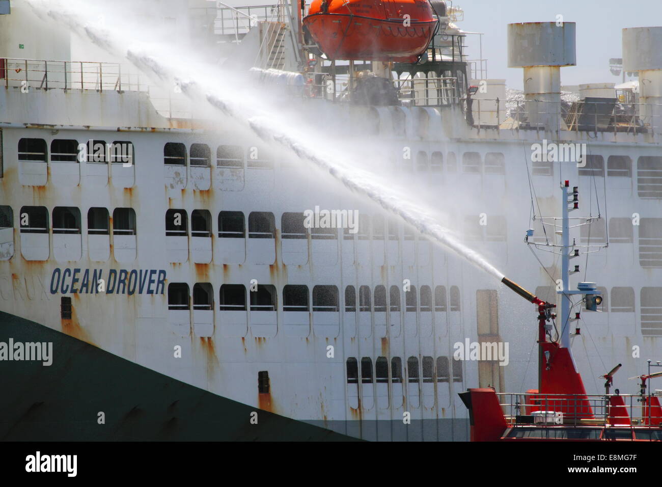 La nave Ocean Drover sul fuoco al porto di Fremantle. Questa nave è la più grande del mondo costruito allo scopo, vettore di bestiame. Foto Stock