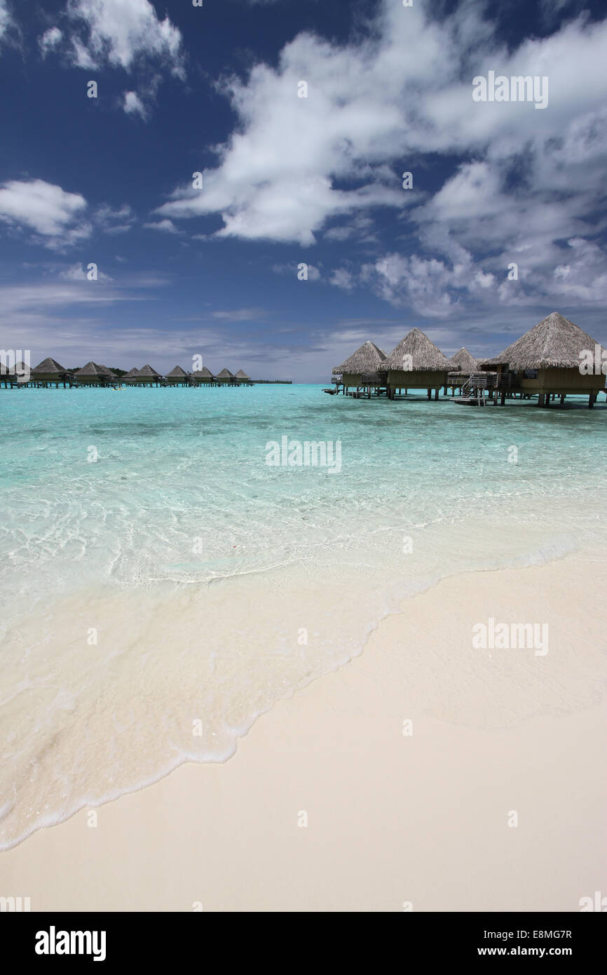 Altri bungalow sulla spiaggia tropicale Foto Stock