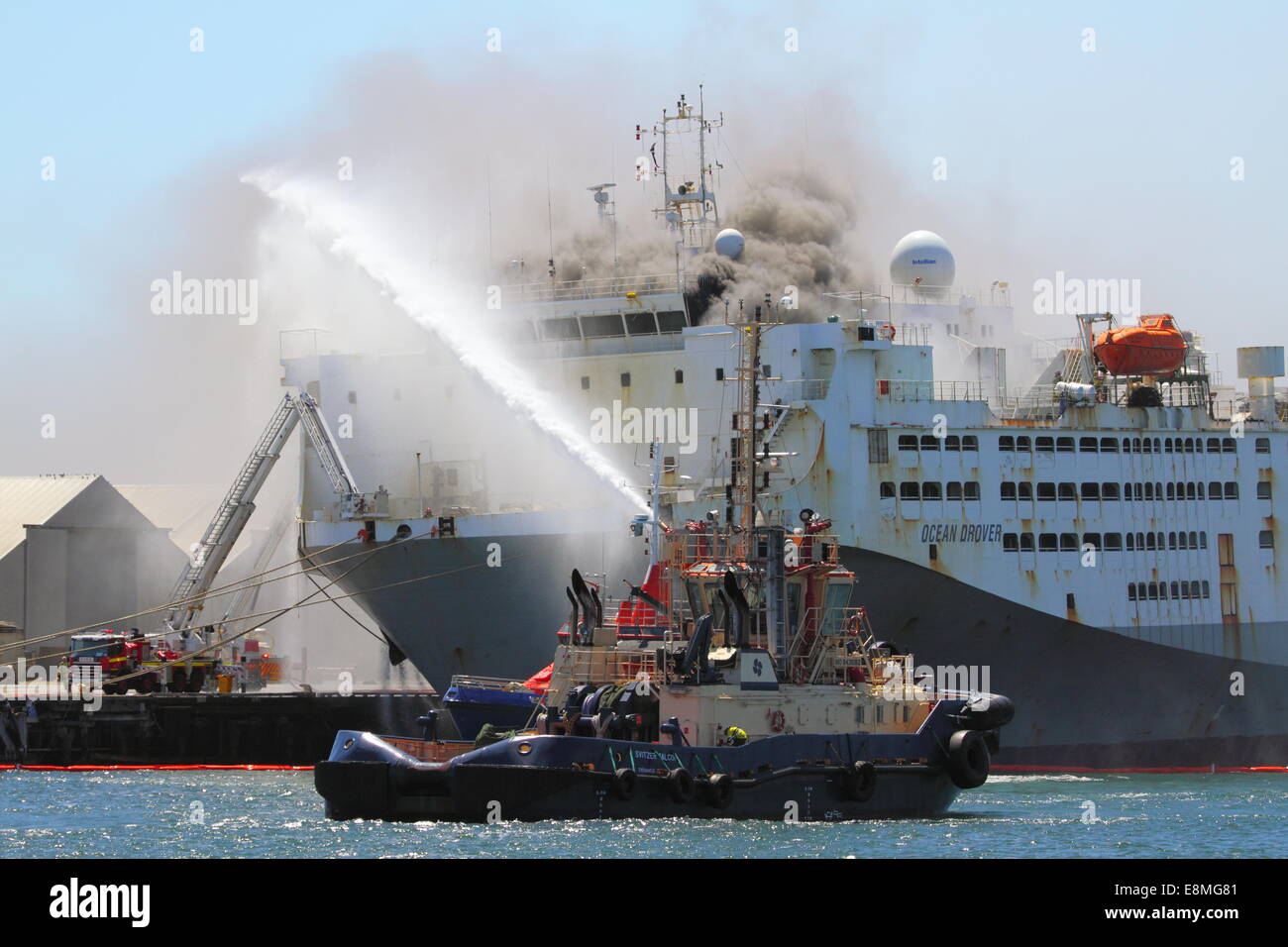 La nave Ocean Drover sul fuoco al porto di Fremantle. Questa nave è la più grande del mondo costruito allo scopo, vettore di bestiame. Foto Stock