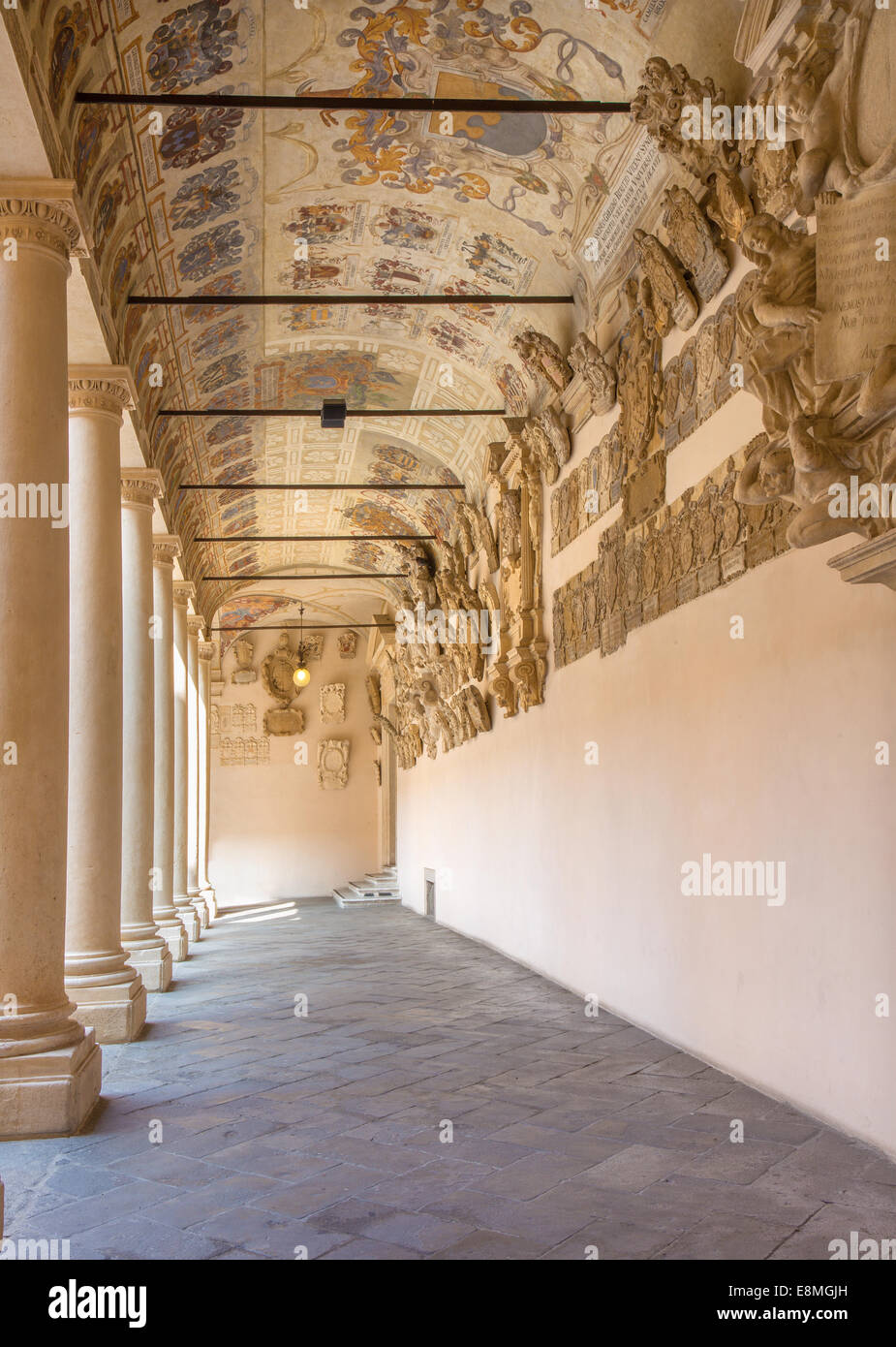 Padova - l'atrio e il corridoio esterno del Palazzo del Bo Foto Stock