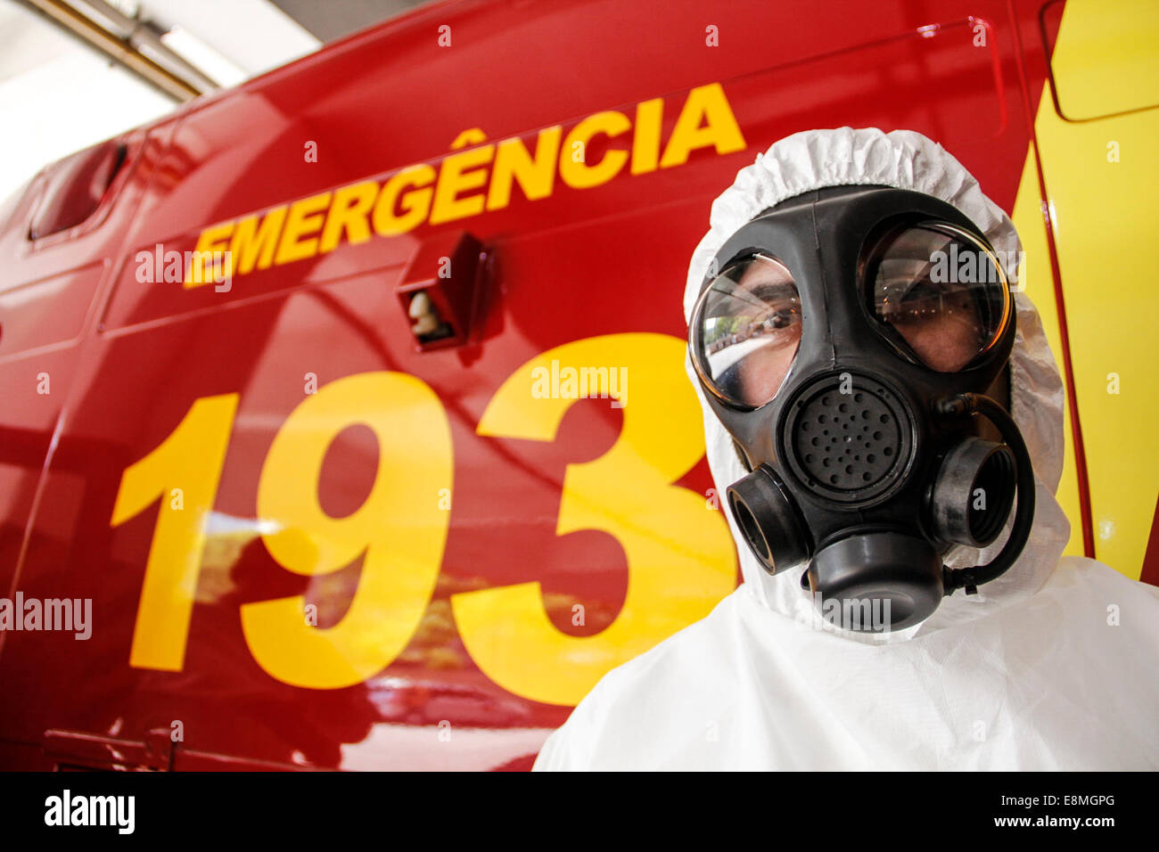 San Paolo del Brasile. 10 ottobre, 2014. Un membro di Sao Paolo vigili del fuoco Corps attende mentre egli riceve indumenti speciali e strechers isolata per eventuali salvataggi di virus ebola pacients in Sao Paulo, Brasile, 10 ottobre, 2014. Un paziente africano con sintomi di avere il virus ebola, il primo possibile caso registrato in America Latina, è stato spostato il venerdì a Rio de Janeiro, dove fu ammesso e verrà esaminato nei prossimi giorni le fonti ufficiali hanno informato. Il paziente, un 47-anno-vecchio, della Guinea è arrivato in Brasile nel settembre Credito: Xinhua/Alamy Live News Foto Stock