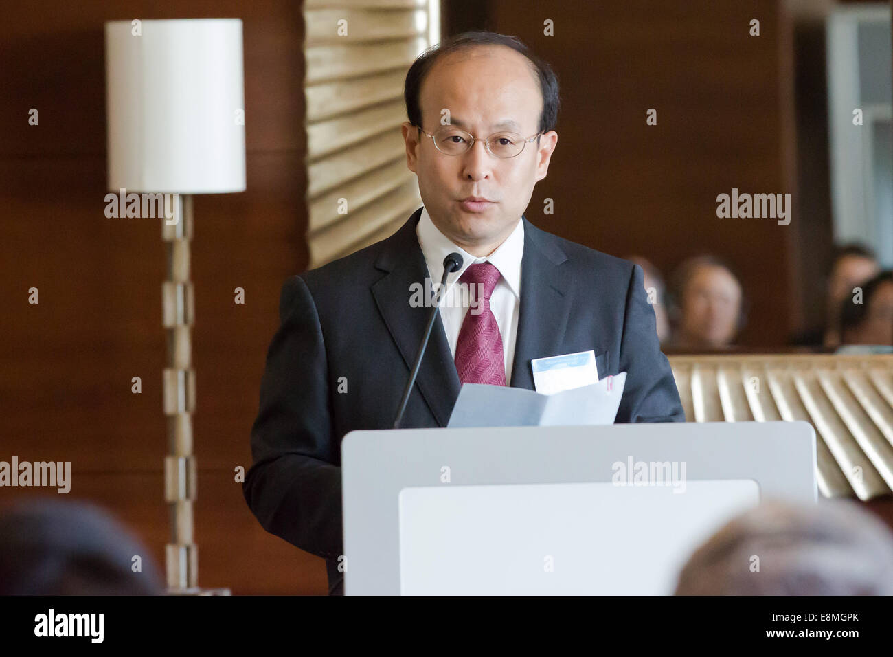 Budapest, della Cina di Ambasciatore di Ungheria. 10 ottobre, 2014. Xiao Qian, della Cina di Ambasciatore di Ungheria, risolve una media forum a Budapest il 10 di ottobre, 2014. In Ungheria e in Cina il venerdì tenutasi il media forum per contrassegnare il sessantacinquesimo anniversario dello stabilimento di relazioni diplomatiche tra i due paesi. © Attila Volgyi/Xinhua/Alamy Live News Foto Stock