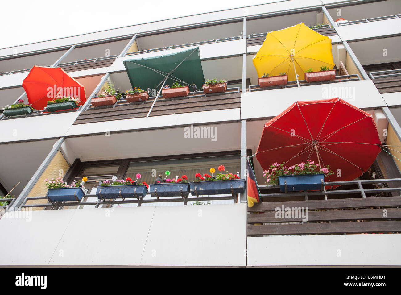 Facciata piantati con balconi e tende da sole, Linden, Hannover, Bassa Sassonia, Germania, Europa Foto Stock