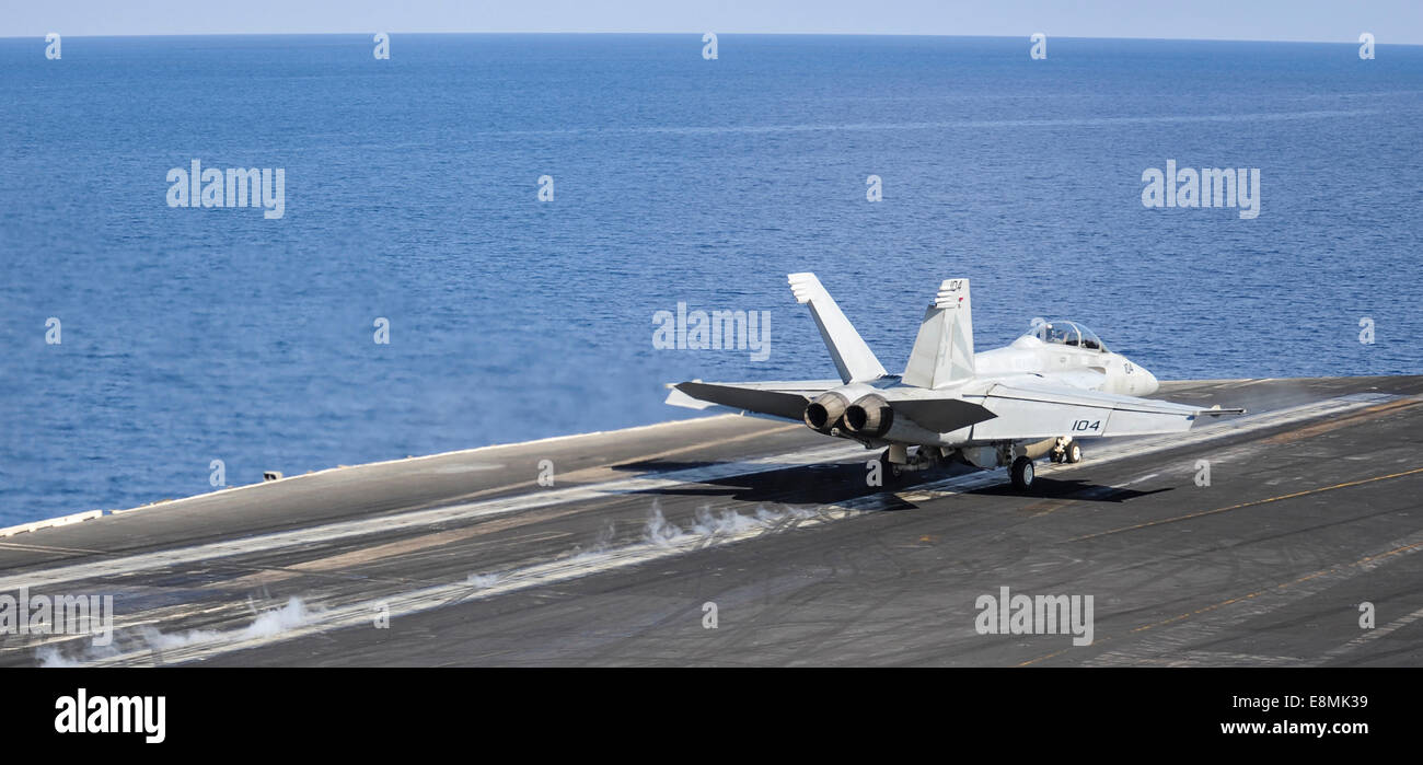 Mare Mediterraneo, Ottobre 26, 2013 - Un'F/A-18F Super Hornet lancia off il ponte di volo della portaerei USS Nimitz C Foto Stock