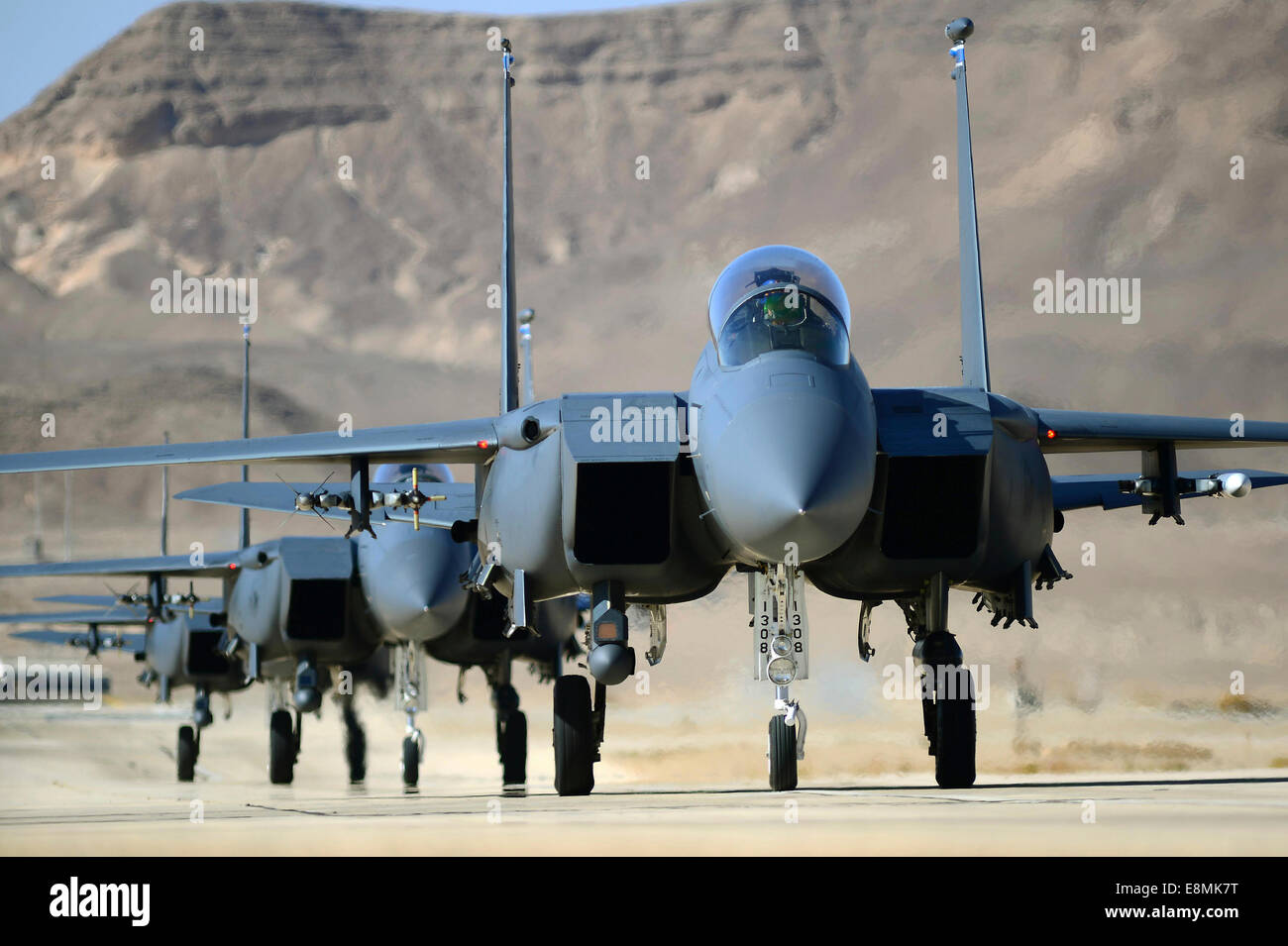 26 novembre 2013 - un gruppo di F-15E Strike Eagles taxi a seguito di una missione di combattimento durante la Bandiera Blu esercizio su Uvda Air Force B Foto Stock