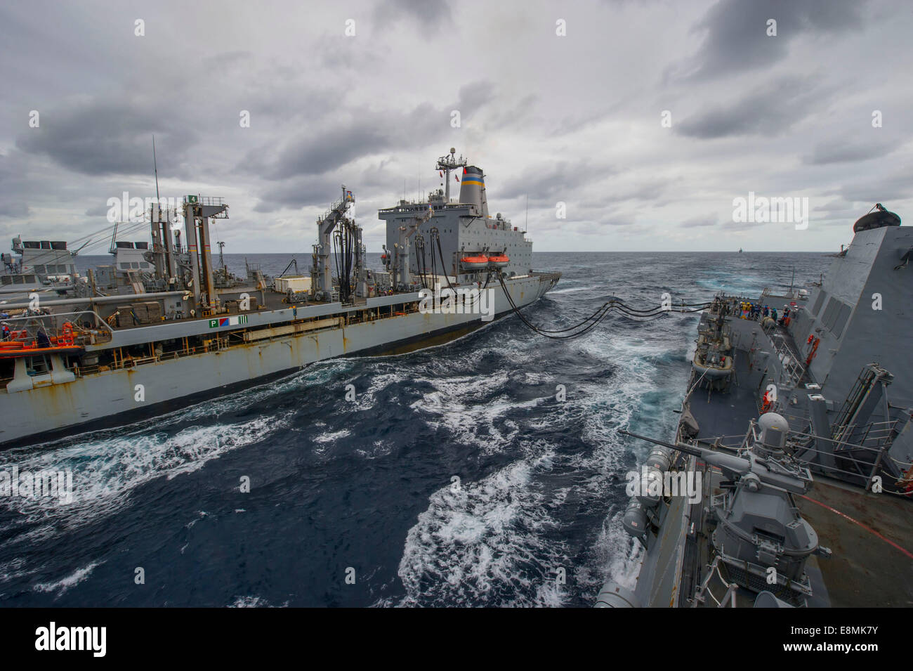 Oceano atlantico, 1 Dicembre 2013 - Il Arleigh Burke-class guidato-missile destroyer USS Truxtun (DDG 103) partecipa a un und Foto Stock