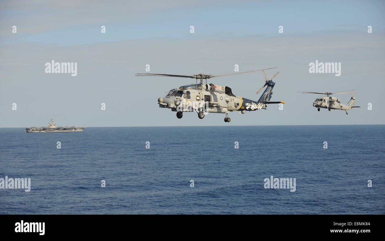 Oceano Pacifico, 2 Dicembre 2013 - Un MH-60R Sea Hawk elicottero, sinistra e un MH-60S Sea Hawk volare in elicottero durante un demone di aria Foto Stock