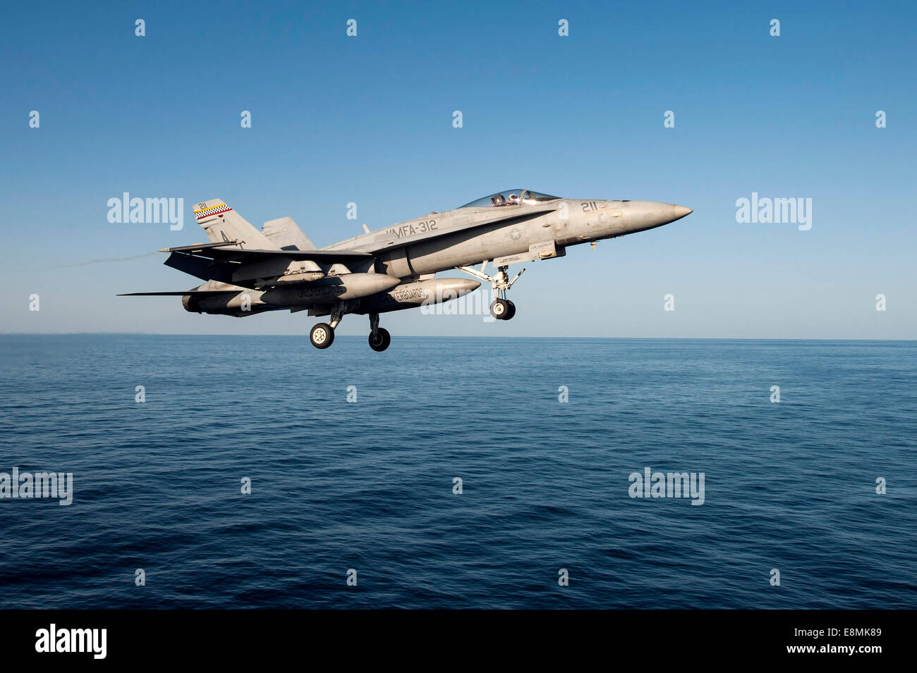3 dicembre 2013 - Un'F/A-18C Hornet vola sopra il Golfo di Oman dopo il lancio dal ponte di volo della portaerei U Foto Stock