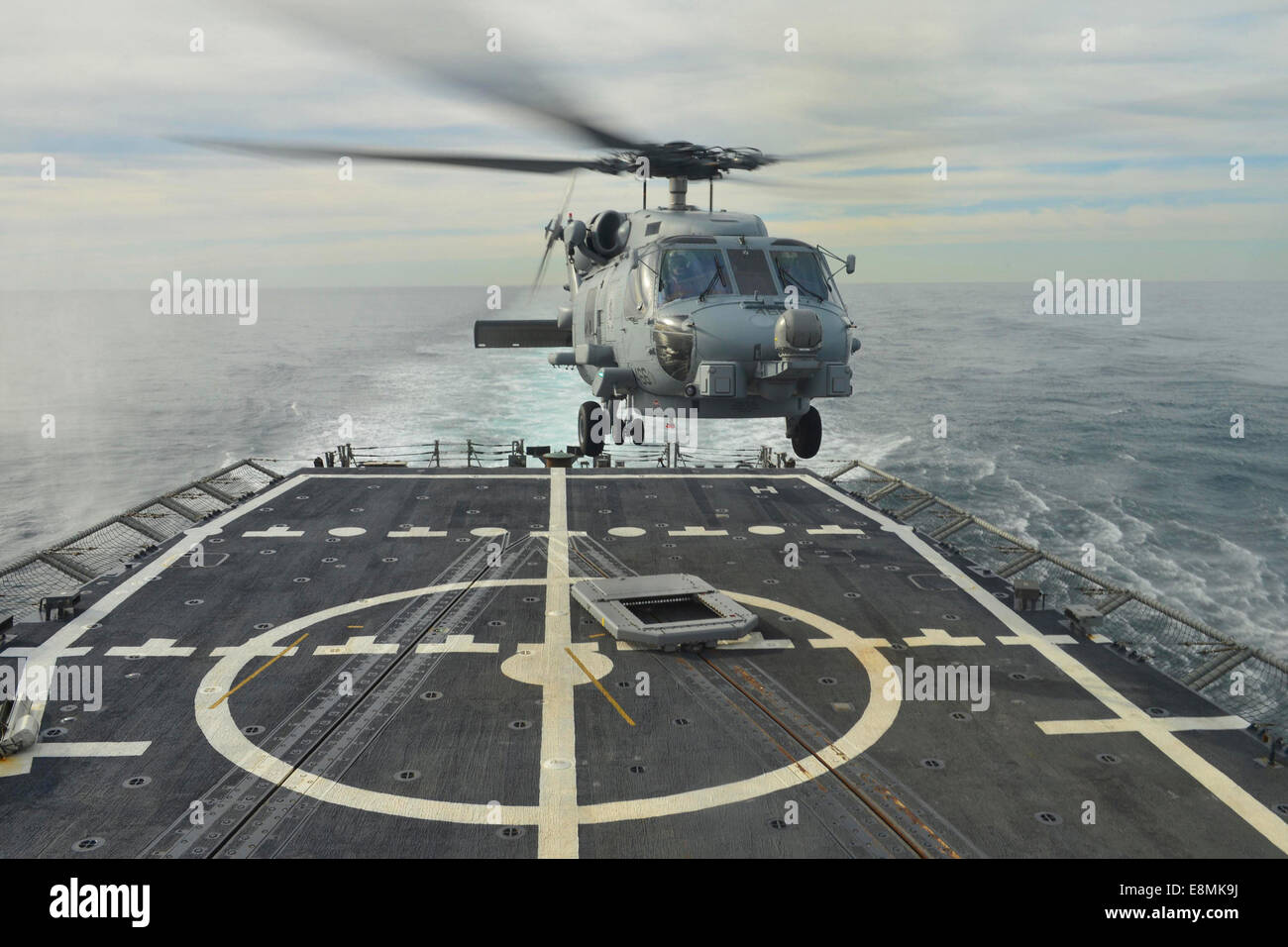 Oceano atlantico, 15 Gennaio 2014 - Un MH-60R Sea Hawk elicottero atterra a bordo guidato-missile fregata USS Halyburton (FFG 40) Foto Stock