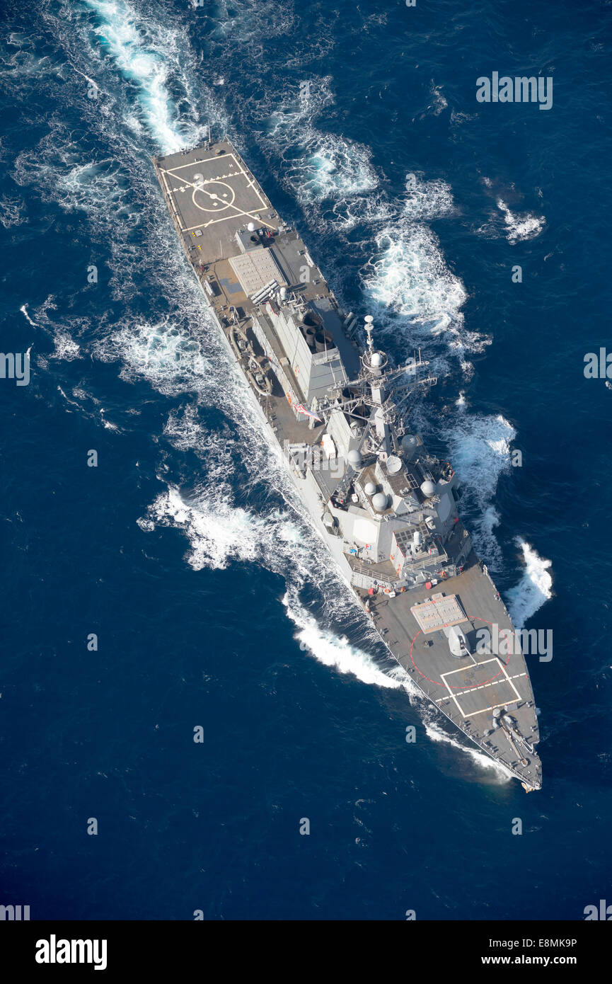 17 gennaio 2014 - Il Arleigh Burke-class guidato-missile destroyer USS Stout (DDG 55) transita il Mare Mediterraneo. Foto Stock