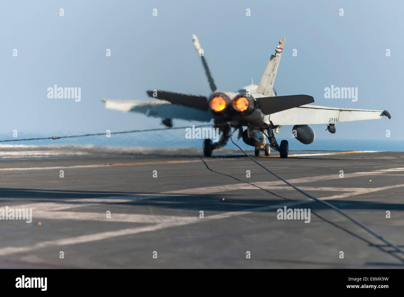 Golfo di Oman, 28 Gennaio 2014 - Un'F/A-18C Hornet atterra sul ponte di volo della portaerei USS Harry Truman (CVN 75) Foto Stock