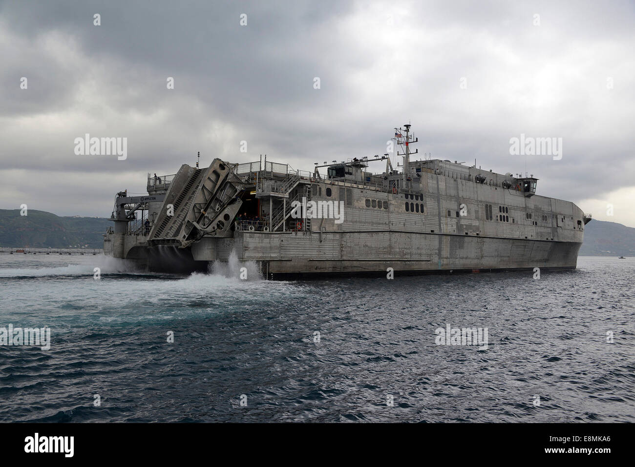 Souda Bay, Grecia, 5 febbraio 2014 - Il militare Sealift giunto di comando ad alta velocità a nave USNS Spearhead (JHSV 1) arriva in modo Foto Stock