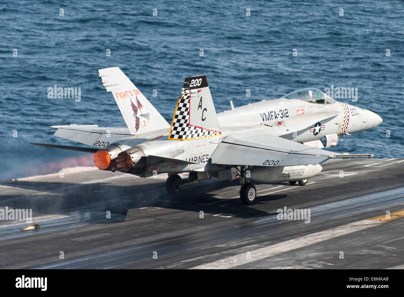 Golfo di Oman, 21 Febbraio 2014 - Un'F/A-18C Hornet lancia dalla portaerei USS Harry Truman (CVN 75). Foto Stock