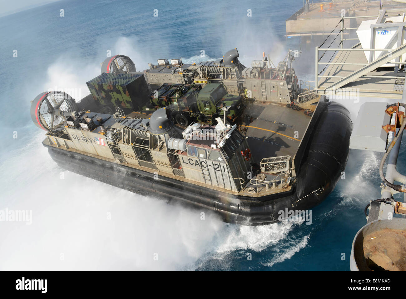 Spiaggia Bianca, Okinawa, in Giappone, 24 Febbraio 2014 - Landing Craft Air Cushion (LCAC) trasferimenti di attrezzature e personale per la amphi Foto Stock