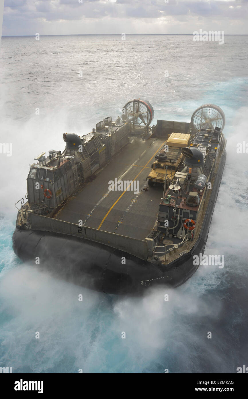 Mar della Cina orientale, 5 marzo 2014 - Una Landing Craft Air Cushion (LCAC) spinge attraverso il Mar della Cina orientale dopo la partenza il pozzo d Foto Stock