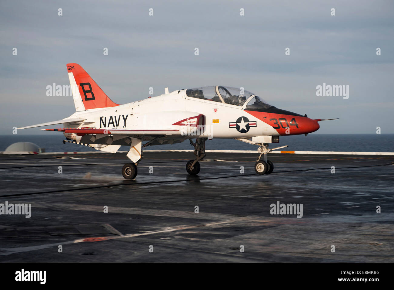 Oceano Pacifico, 9 Aprile 2014 - UNA T-45C Astore atterra sul ponte di volo a bordo della portaerei USS Carl Vinson (CVN 70). Foto Stock