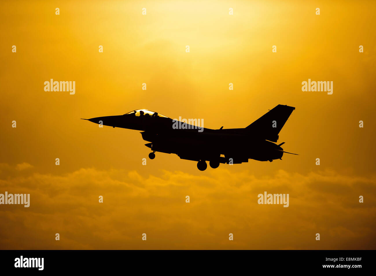 7 maggio 2014 - Un F-16 Fighting Falcon si presenta per lo sbarco dopo aver completato una sortita a Kunsan Air Base, Corea del Sud. Foto Stock