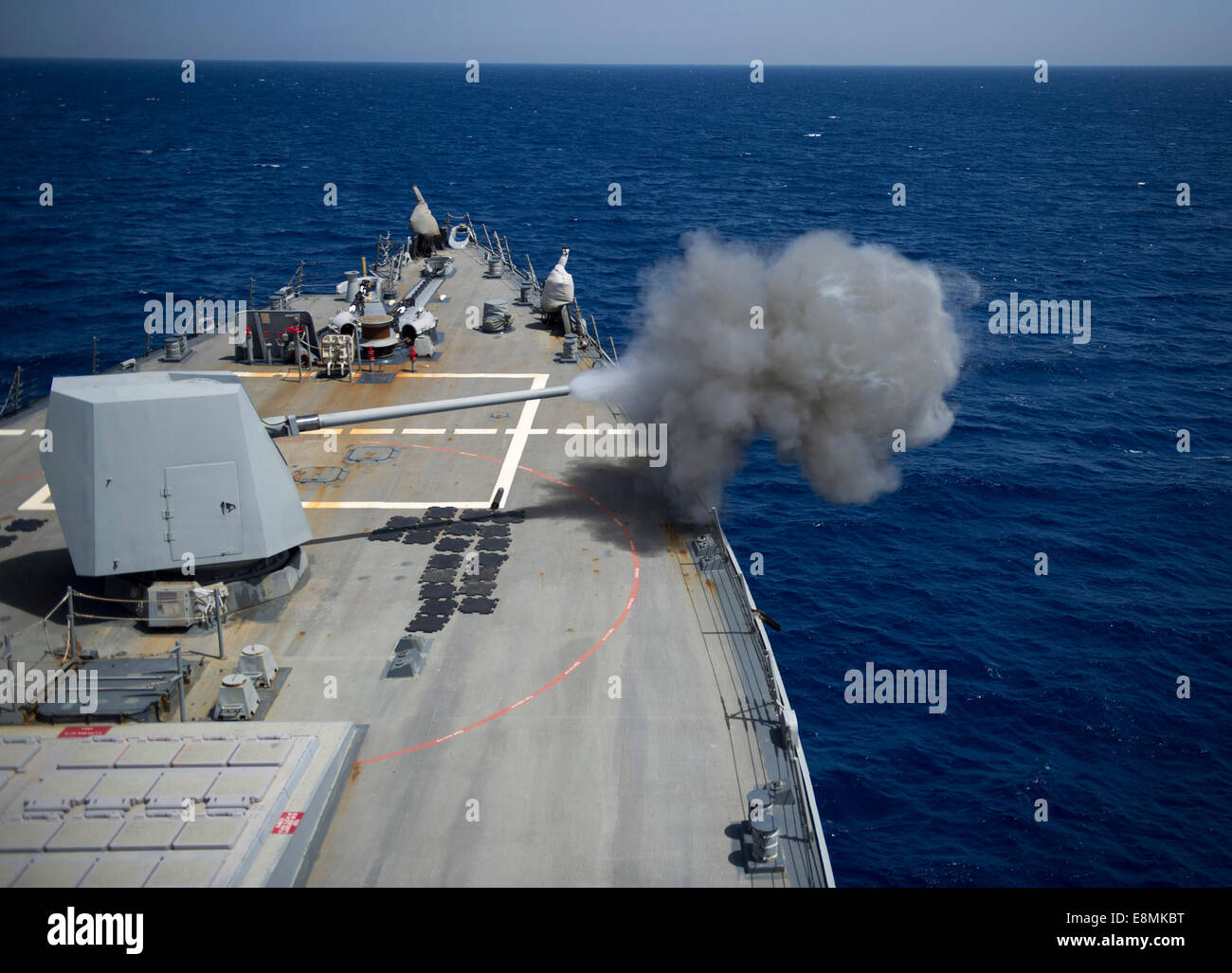 Mar Rosso, 24 maggio 2014 - un 5 pollici pistola è sparato durante un live-incendio a bordo della Arleigh Burke-class guidato-missile destroyer U Foto Stock