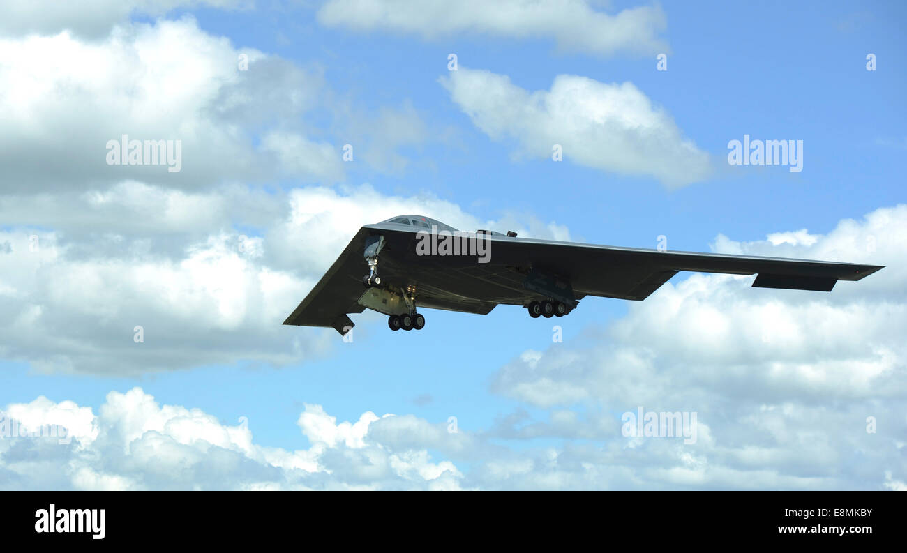 8 giugno 2014 - UN B-2 Spirito prepara per atterrare sulla pista di RAF Fairford, Inghilterra. Il B-2 Spirit è un multi-ruolo capab bombardiere Foto Stock
