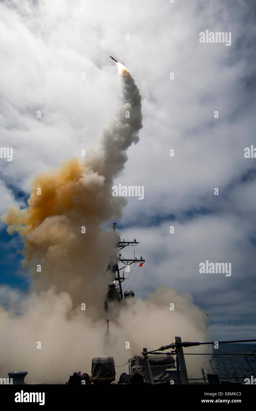 Oceano Pacifico, 19 Giugno 2014 - La classe Arleigh-Burke guidato-missile destroyer USS John Paul Jones (DDG 53) lancia uno standard Foto Stock