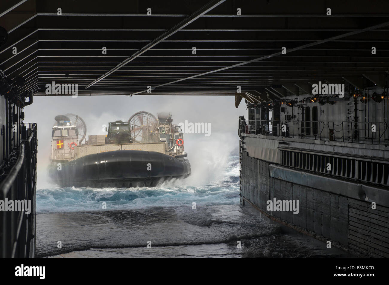 Oceano Pacifico, luglio 14, 2014 - Una Landing Craft Air Cushion (LCAC) entra il bene del ponte della dock anfibio sbarco nave USS R Foto Stock