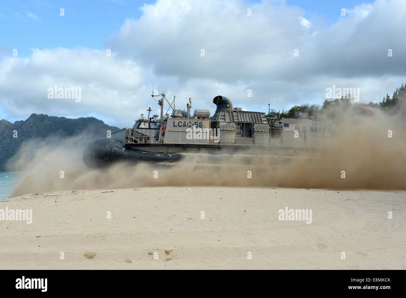 Marine Corps Area Formazione soffietto, Hawaii, 27 Luglio 2014 - Una Landing Craft Air Cushion (LCAC) partono per una apparecchiatura offload Foto Stock