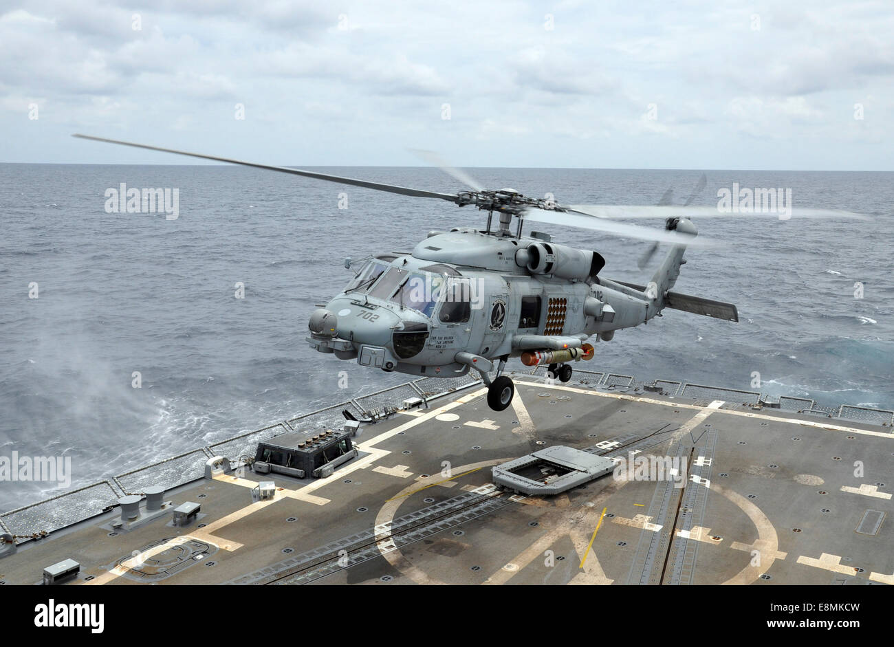 Sul mare del sud della Cina, 6 Agosto 2014 - Un MH-60R Sea Hawk elicottero solleva dal guidato-missile destroyer USS Wayne E. Meyer ( Foto Stock