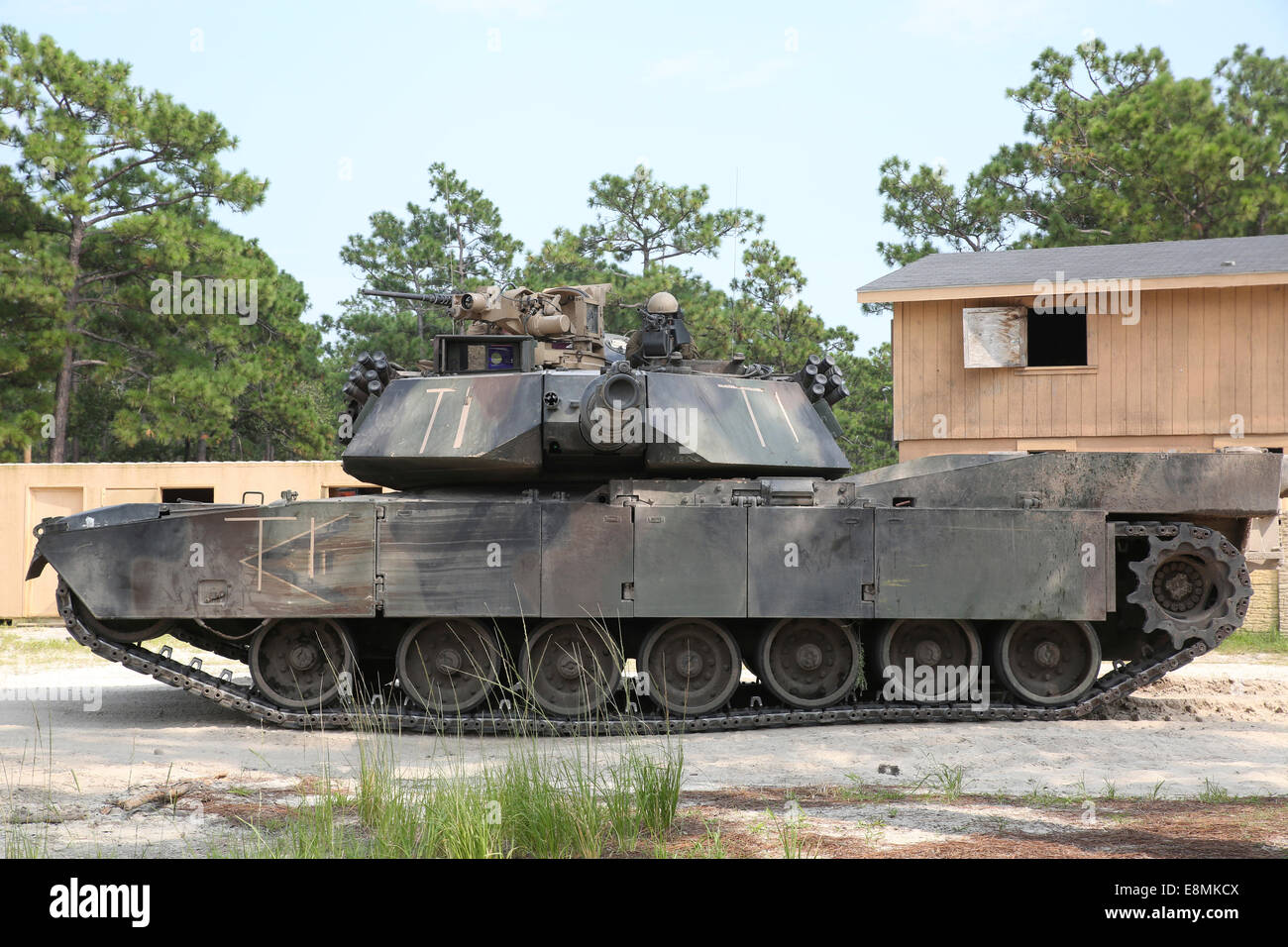 Agosto 17, 2014 - Un M1A1 serbatoio di Abrams prende una posizione difensiva durante la conduzione di un assalto su una simulazione di città nemica di Camp L Foto Stock