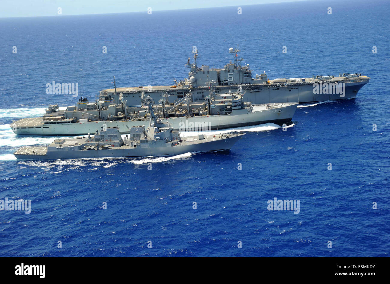 Giugno 24, 2014 - L'assalto anfibio nave USS Peleliu (LHA 5), superiore e il missile destroyer USS Spruance (DDG 111), b Foto Stock