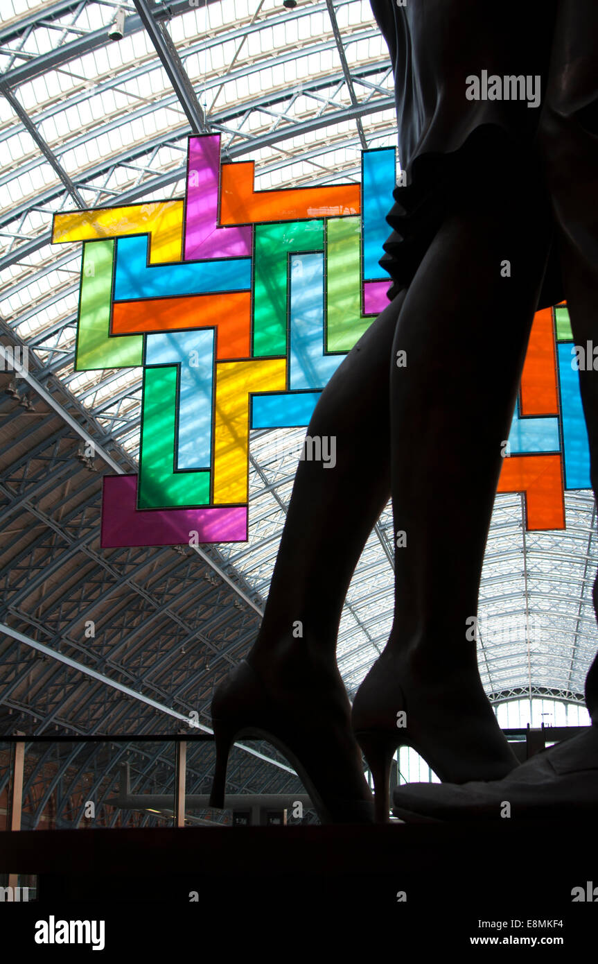 Luogo di incontro statua e Chromolocomotion artwork, St. Pancras stazione ferroviaria internazionale di Londra, Regno Unito Foto Stock