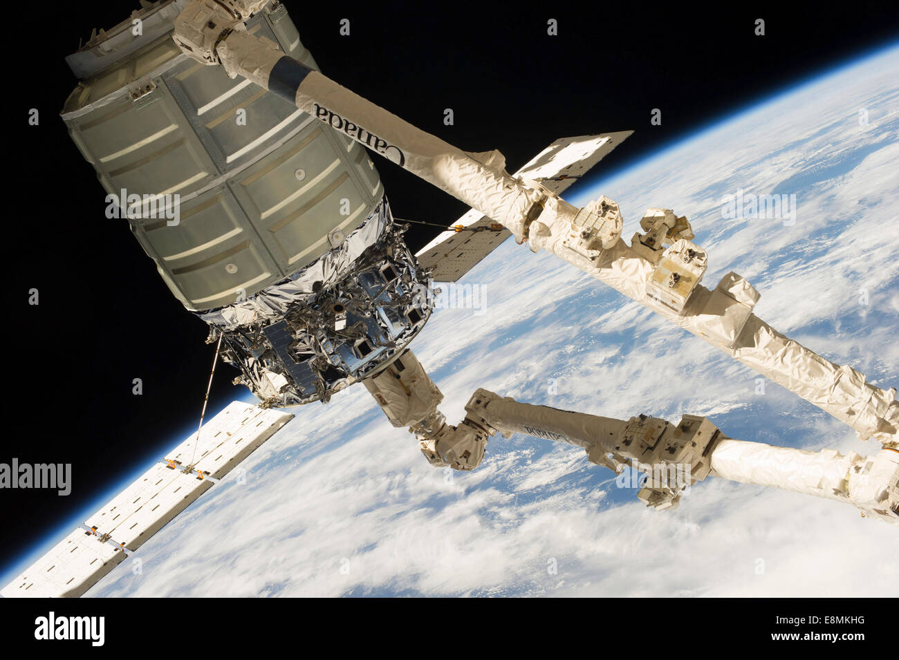 Settembre 29, 2013 - Il primo Cygnus commerciale cargo veicolo spaziale nell'afferrare del Canadarm2. Terra del trend con orizzonte di riferimento e la blackne Foto Stock