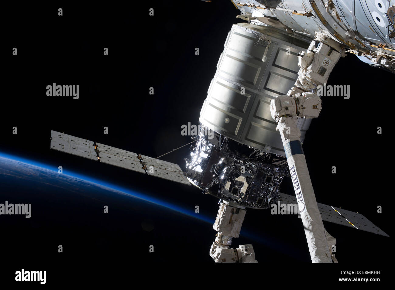 5 Ottobre 2013 - collegato al nodo di armonia, il primo Cygnus commerciale cargo veicolo spaziale nell'afferrare del Canadarm2. Il Foto Stock