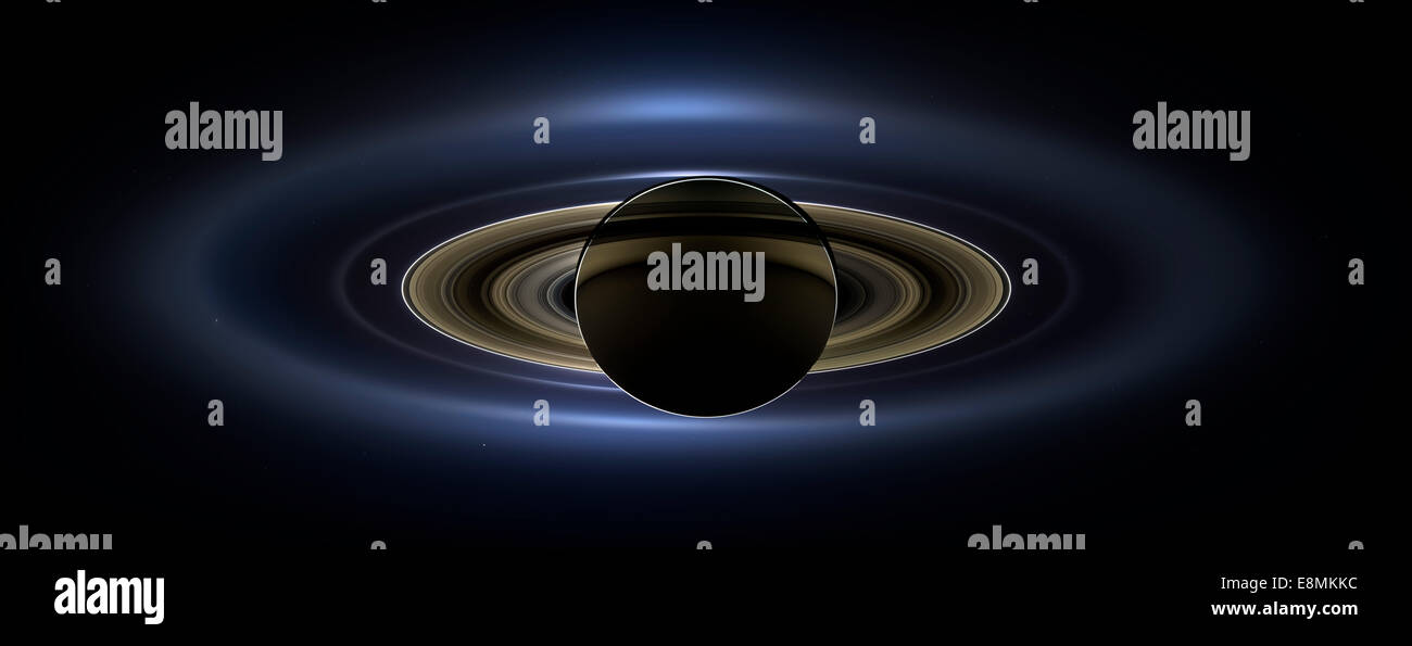 Luglio 19. 2013 - Mosaico Panoramica del sistema di Saturno, retroilluminati da sole, preso da Cassini. Le lune Prometeo, Pandora, Janu Foto Stock