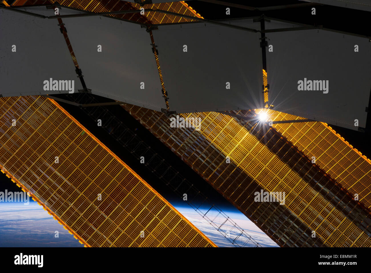 2 gennaio 2014 - Il sole splende attraverso una struttura reticolare a base di pannello del radiatore e di una primaria solar array pannello sulla terra-orbiting Inte Foto Stock