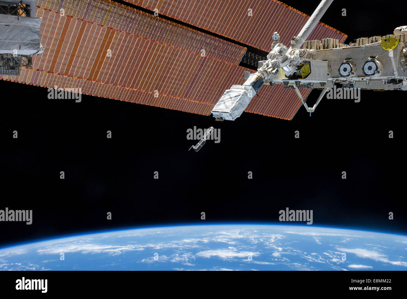 Febbraio 11, 2014 - Il piccolo Satellite Deployer orbitale (SSOD), nell'afferrare del laboratorio Kibo braccio robotico, come esso si gonfia Foto Stock