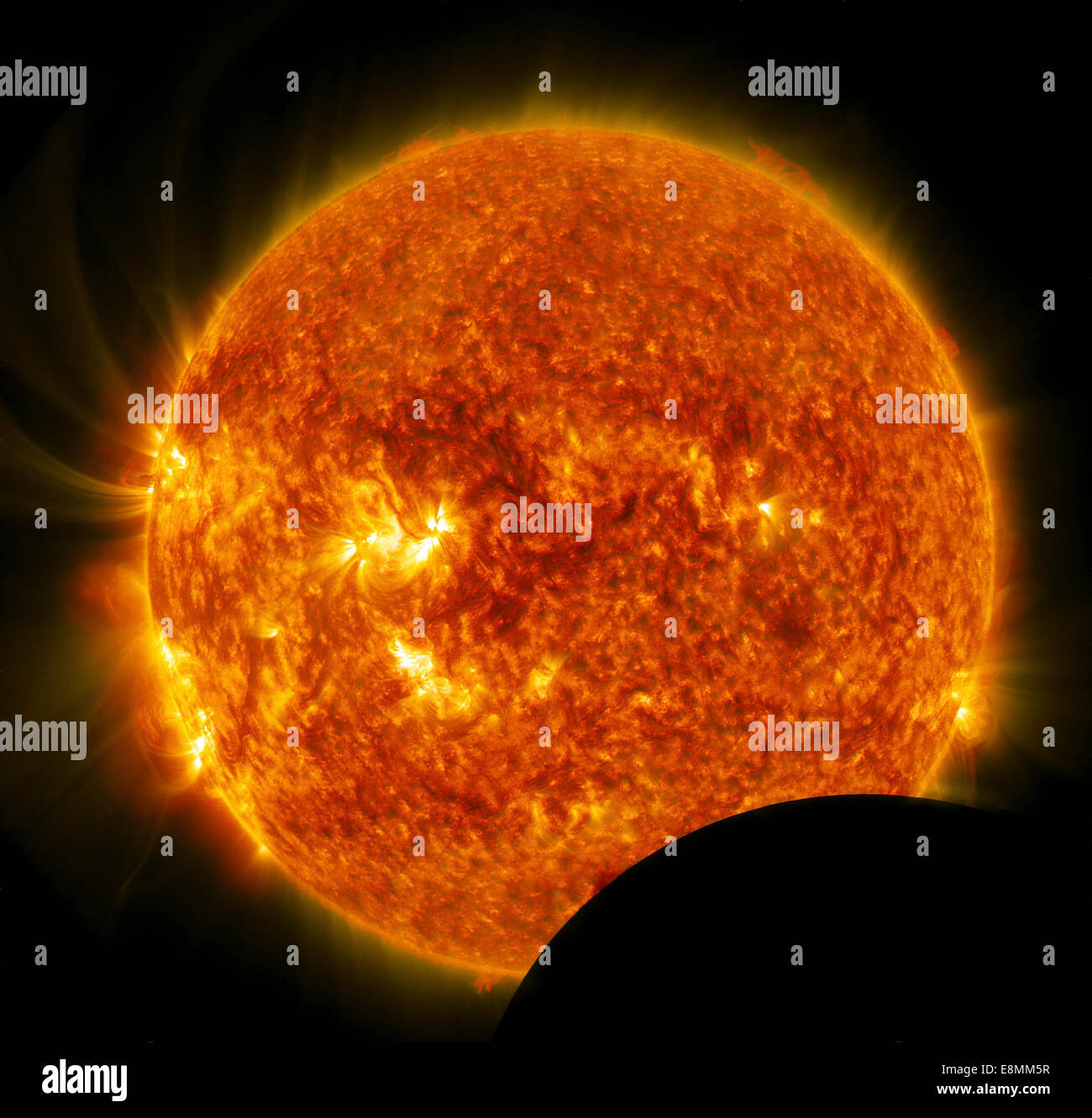 Luglio 26, 2014 - Parziale eclissi solare visto dalla NASA Solar Dynamics Observatory punto di vista. Foto Stock