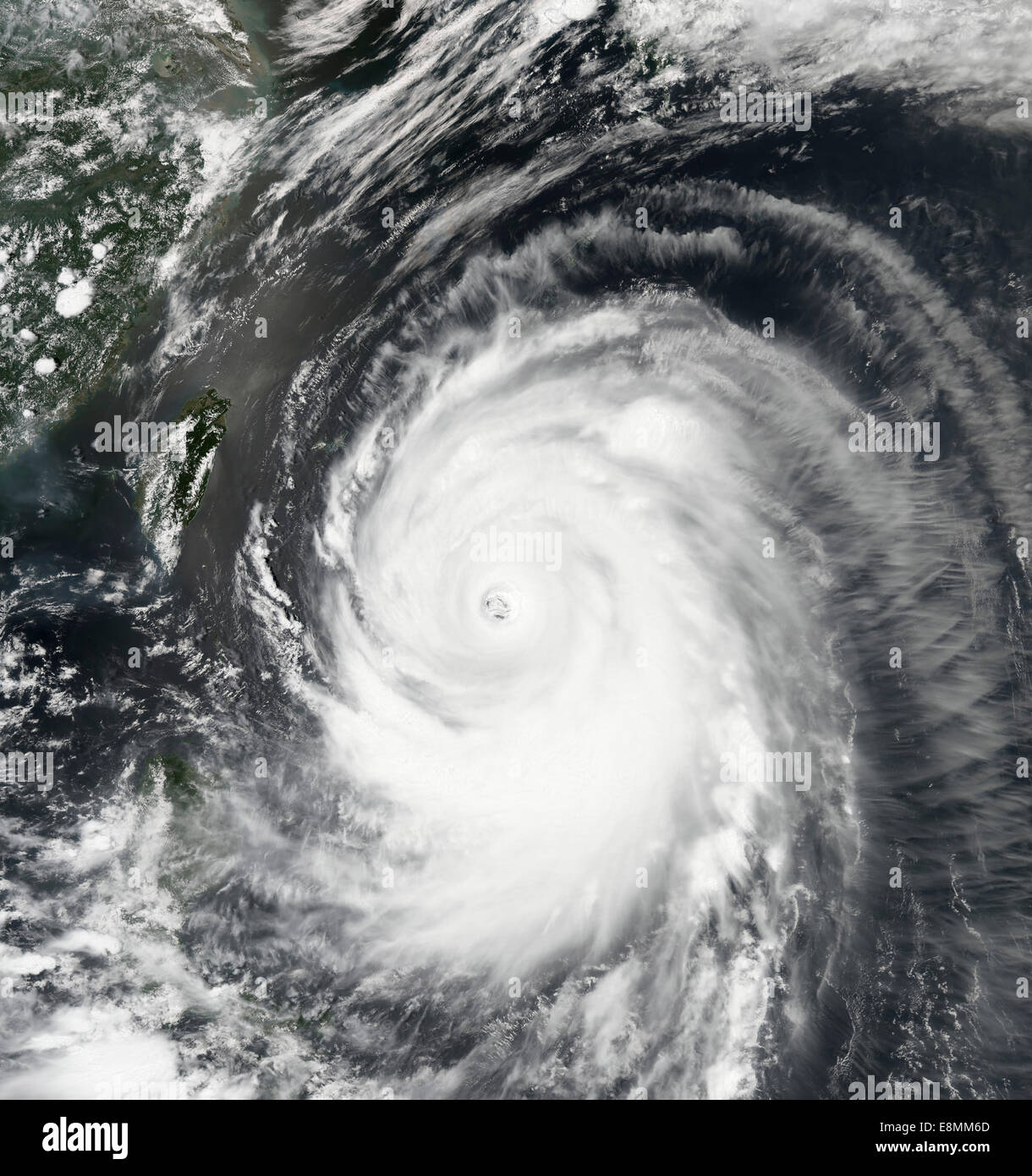 7 luglio 2014 - Super Typhoon Neoguri zangolatura verso Okinawa e il Giappone meridionale. Foto Stock