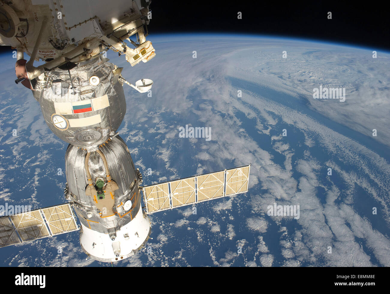 Aprile 22, 2011 - Un inserito russo navicella spaziale Soyuz backdropped da un blu e bianco parte della terra. Foto Stock